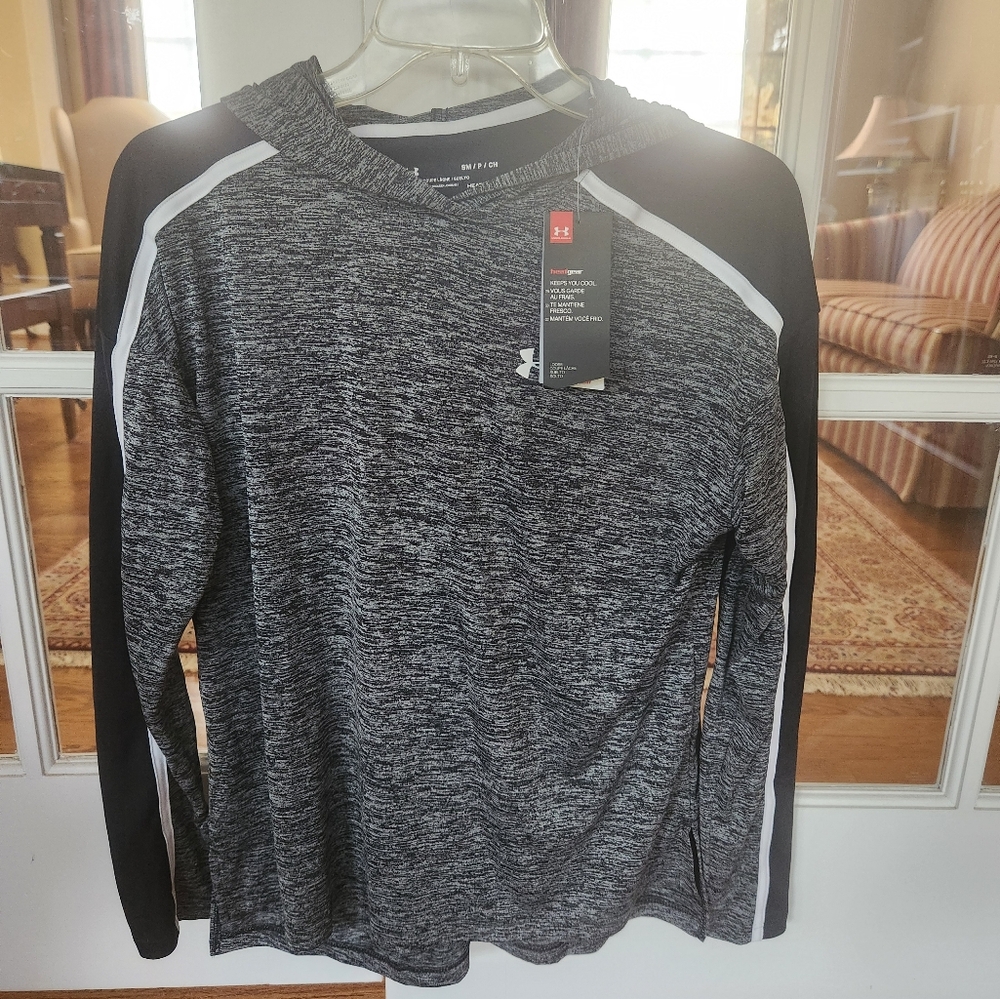Womens NWT Under Armour Black and Gray heatgear Top S